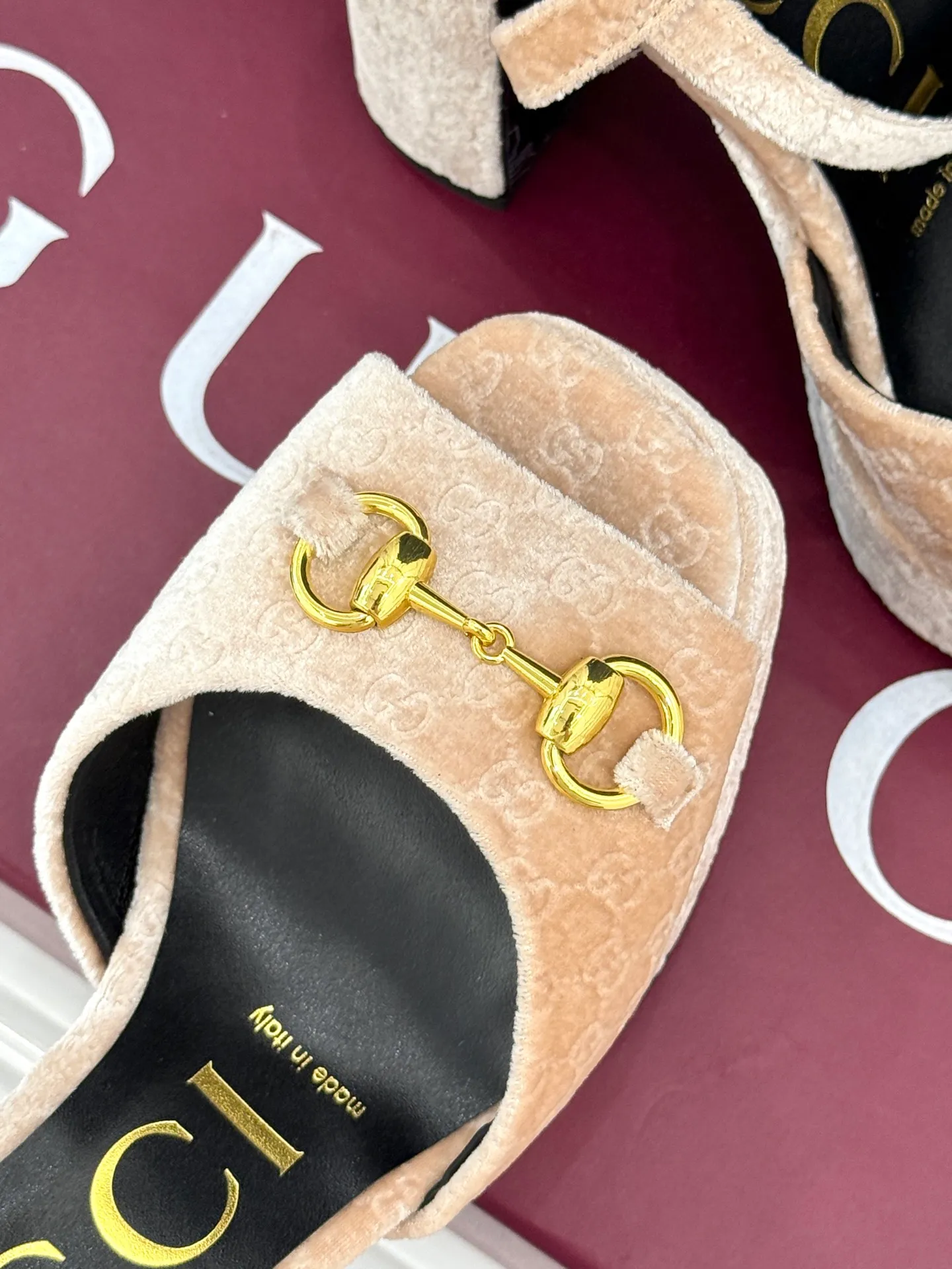 Factory direct sales p660🐘🐘Women's shoes Women's clothing Gucci/Gucci classic horsebit pointed velvet square toe waterproof platform high-heeled sandals When the classic horsebit meets velvet texture, these sandals have become synonymous with elegance and individuality. The square toe design breaks the sharpness of the pointed toe and adds a bit of retro laziness. The delicate velvet upper feels luxurious and shows a high-end texture with the flow of light and shadow. Every step brings a gentle aura. The iconic metal horsebit embellishes the shoe body, instantly awakening brand recognition and cleverly blending retro style with modern fashion. The golden ratio of waterproof platforms and high heels not only lengthens the leg lines but also reduces walking pressure, allowing elegance without compromising comfort. Whether worn with a gorgeous dress to attend a dinner party or paired with retro jeans for a daily look, it can easily hold the spotlight and become the finishing touch in the look, highlighting unique taste and extraordinary style. The fabric is made of original customized velvet and the inner pads are all sheepskin. Heel height: 10.8 Water platform: 3.3 Italian imported genuine leather outsole size: 35-39 (40/41/42 customized)